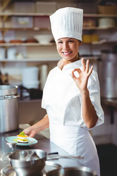 Ok işareti yapmak mutlu aşçı — Stok fotoğraf