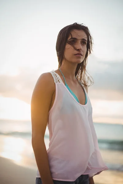 Kobieta stojąca na plaży — Zdjęcie stockowe