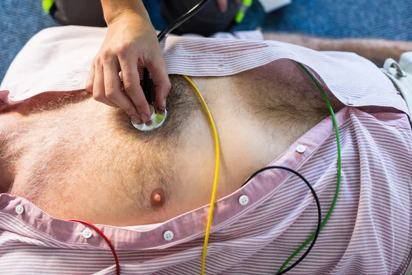 Sanitäter untersuchen einen Patienten — Stockfoto