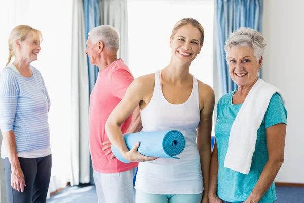 Instructor standing together with seniors — Stock Photo, Image