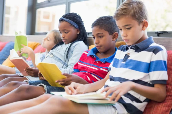 Anak-anak sekolah membaca buku — Stok Foto