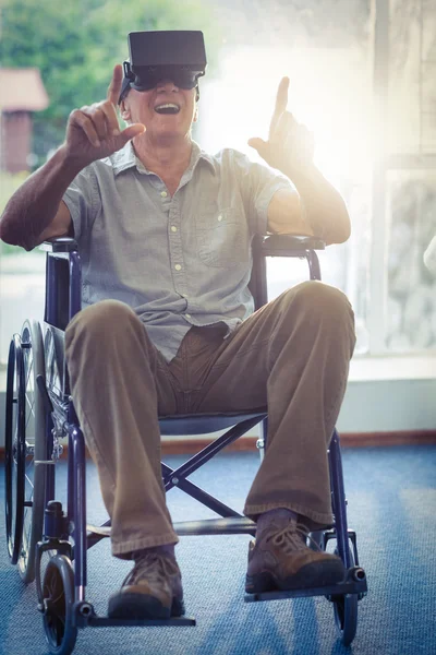 Šťastný starší muž na vozíku pomocí headsetu Vr — Stock fotografie