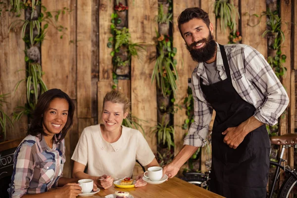 Camarero sirviendo cafés — Foto de Stock