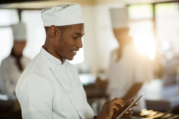 Chef souriant en utilisant la tablette — Photo