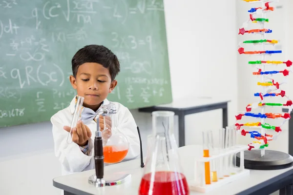Kimyasal bir deney yaparken okul çocuğu — Stok fotoğraf