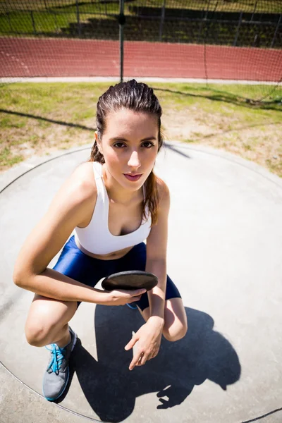 Portret van vertrouwen vrouwelijke atleet houdt een discus — Stockfoto