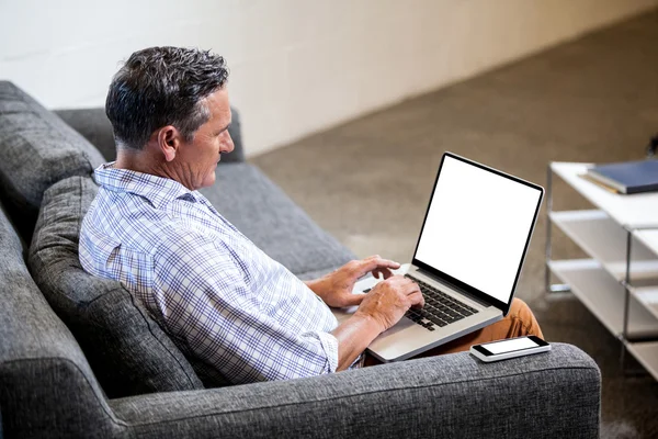 Uomo d'affari che lavora con il suo computer portatile — Foto Stock