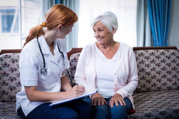 Arts een patiënten bloedglucose niveau testen — Stockfoto