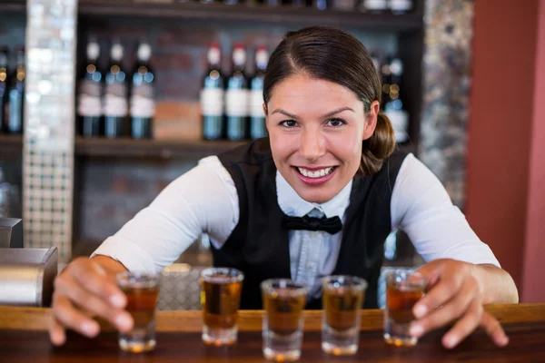 Barman plaçant des verres de tir — Photo