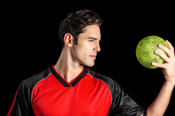 Pewni lekkoatletka mężczyzna trzymając piłkę — Zdjęcie stockowe