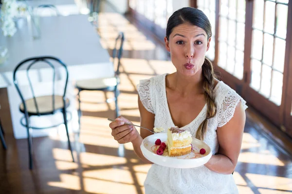 Restoranda pasta olan kadın — Stok fotoğraf