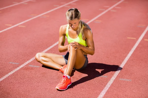 Athletin wärmt sich auf der Laufstrecke auf — Stockfoto