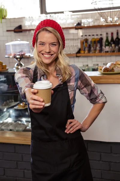 Camarera mostrando una taza desechable — Foto de Stock