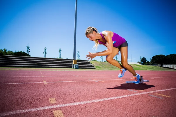 Sportlerin läuft auf der Rennstrecke — Stockfoto