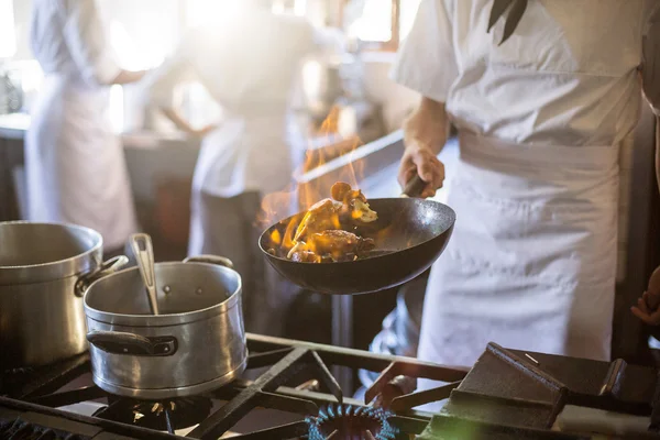 Chef-kok koken in de keuken kachel — Stockfoto