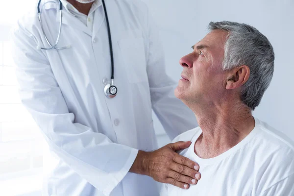 Dokter onderzoekt een senior man — Stockfoto