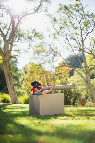 Junge gibt sich als Pirat aus — Stockfoto