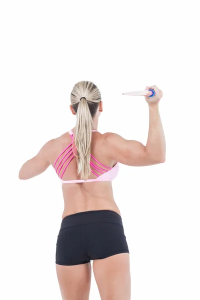 Atleta feminina jogando um dardo — Fotografia de Stock