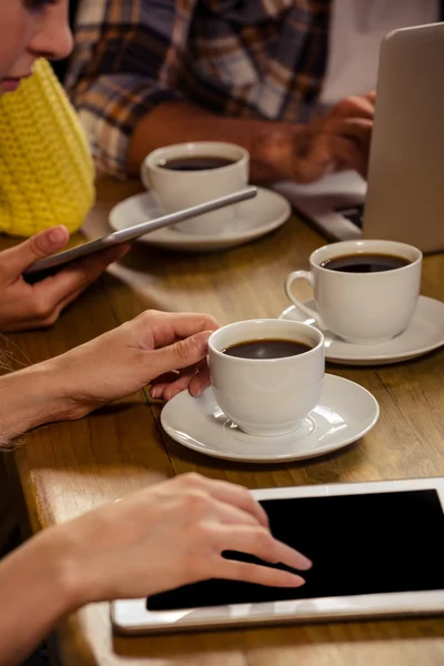 Freunde mit Technologie — Stockfoto