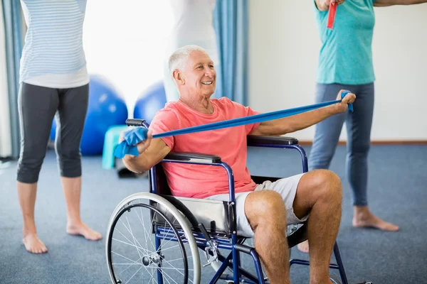 Senior en silla de ruedas haciendo ejercicio —  Fotos de Stock