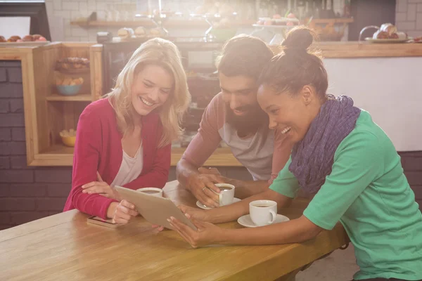 Amigos usando um tablet — Fotografia de Stock