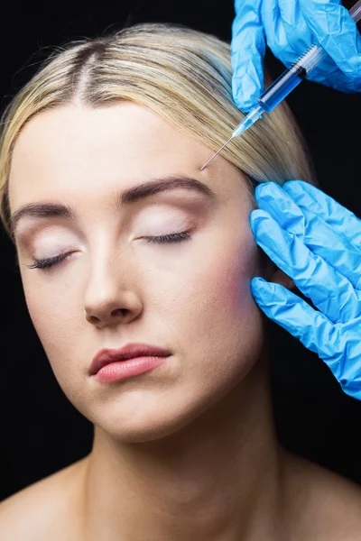 Kobieta odbiera botox wstrzykiwań na czole — Zdjęcie stockowe