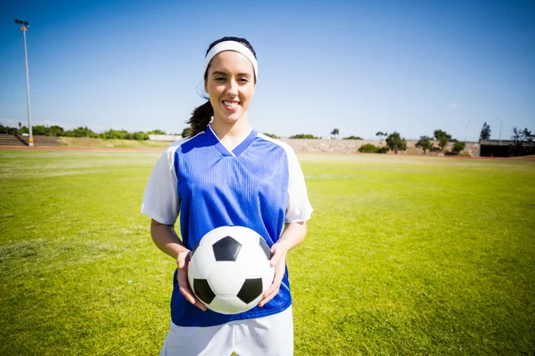 Gelukkig voetballer permanent met een bal — Stockfoto