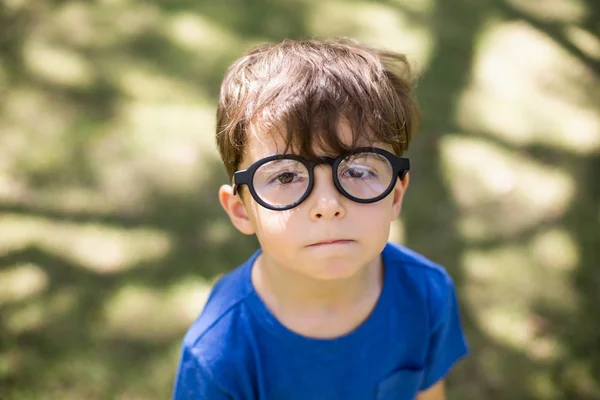 Jeune garçon en lunettes — Photo