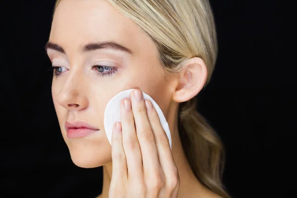 Mooie vrouw zetten make-up — Stockfoto