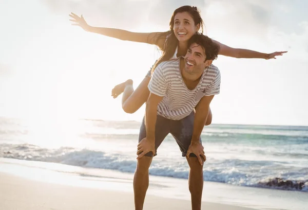 Homem dando mulher piggyback passeio — Fotografia de Stock