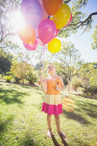 Chica sosteniendo con globos — Foto de Stock