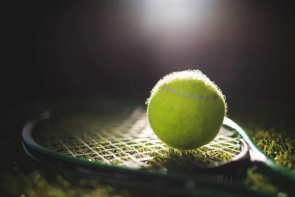 Крупный план теннисного мяча с ракеткой — стоковое фото