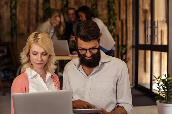 Multimedya araçları kullanarak hipsters ekibi — Stok fotoğraf