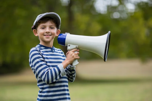 Улыбающийся мальчик с мегафоном — стоковое фото