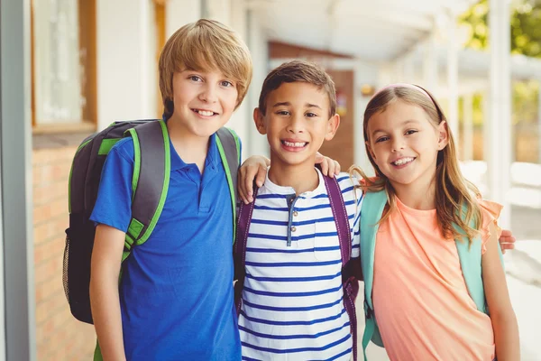 Школьные дети стоят в школьном коридоре — стоковое фото