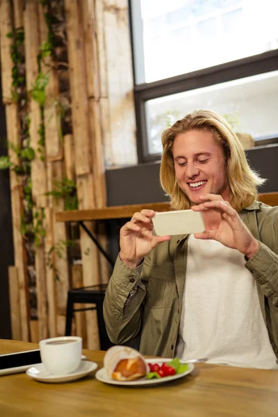 Man neemt zijn maaltijd in beeld — Stockfoto