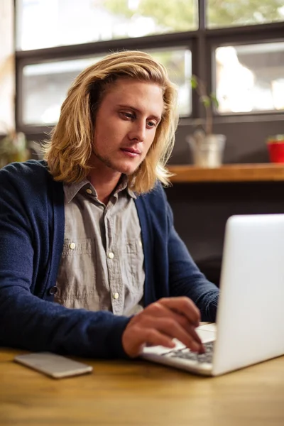 Hipster using a laptop — Stock Photo, Image