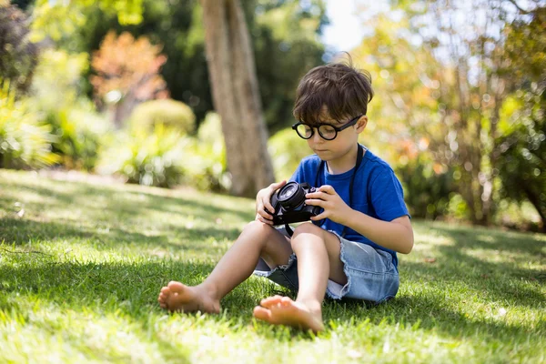 Jongen een foto in de camera te controleren — Stockfoto