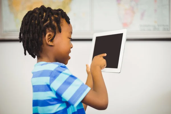 Jongen van de school met behulp van de tablet in de klas — Stockfoto