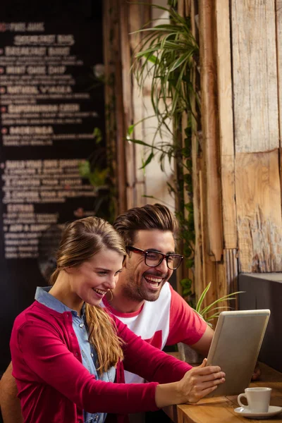 Couple utilisant une tablette — Photo