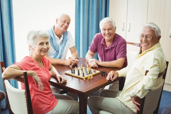 Seniors playing chess — Stock Photo, Image