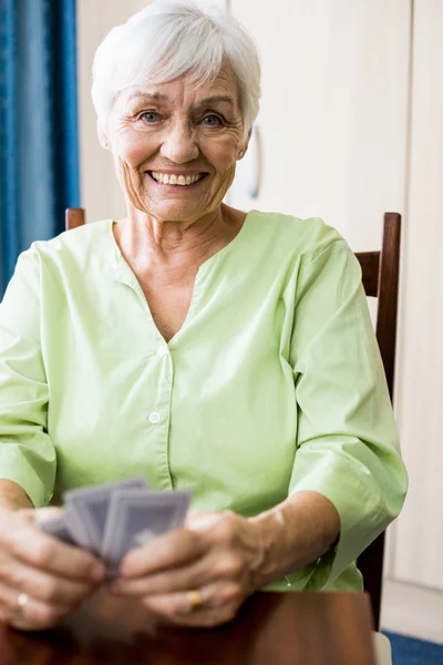 Senior femme jouer aux cartes — Photo