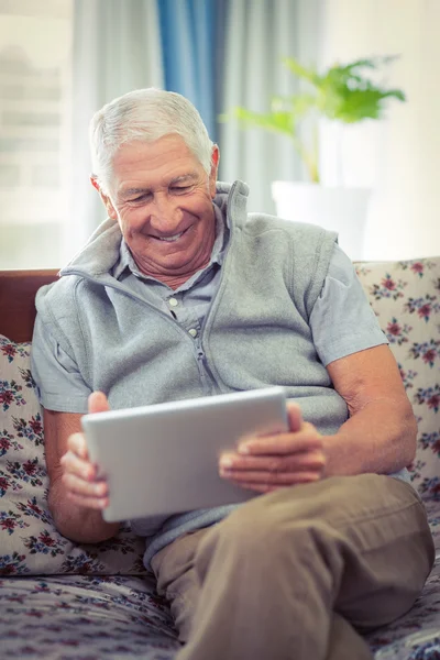 Uomo anziano utilizzando tablet digitale — Foto Stock
