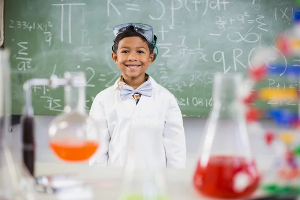 Schüler mit Chemiekolben — Stockfoto