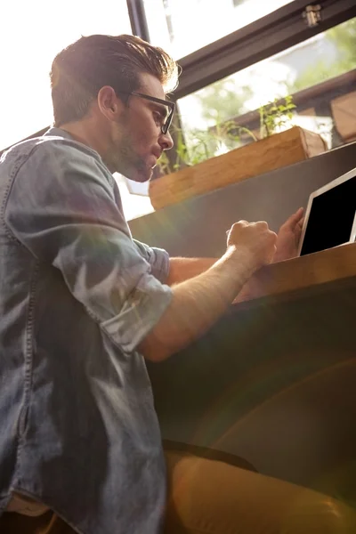 Man using a tablet sitting — Stock Photo, Image