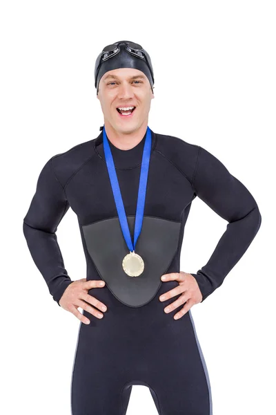 Nadador vitorioso posando com medalha de ouro em torno de seu pescoço — Fotografia de Stock