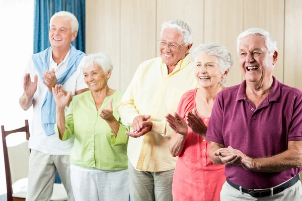 Senioren klatschen Hände — Stockfoto