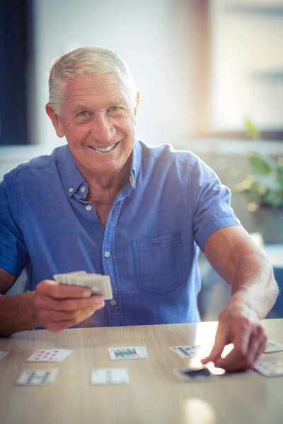 Senior férfi kártya a nappali — Stock Fotó