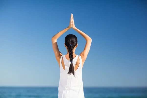 Jonge vrouw uitvoeren van yoga — Stockfoto