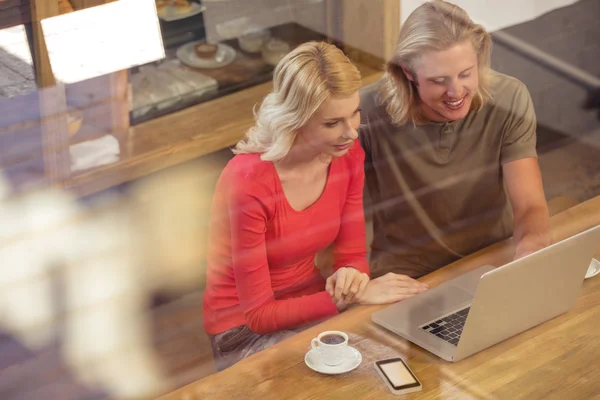 Casal usando um laptop — Fotografia de Stock